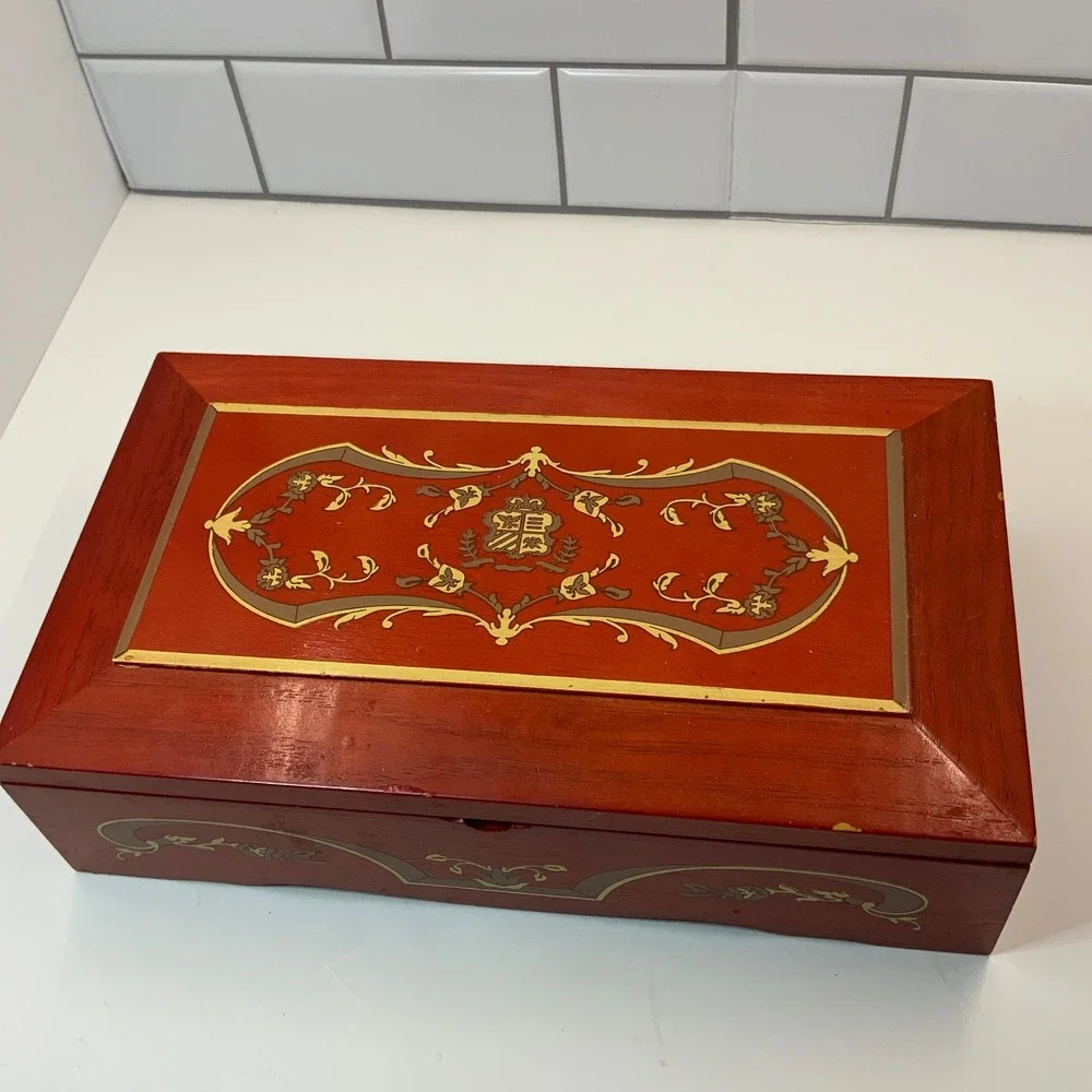 Vintage Princess Marcella Borghese Red Wooden Musical‎ Jewelry Box Green Velvet